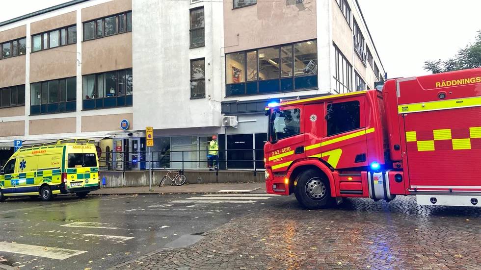 Räddningstjänsten undersöker ett larm i centrala Motala.  