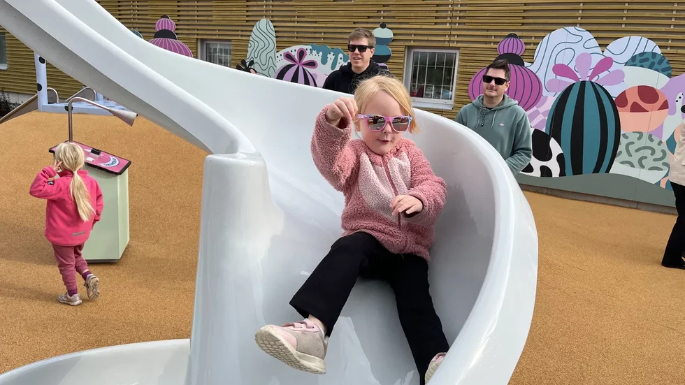 Meja, 4, testar nya lekparken på Tuna Park.
