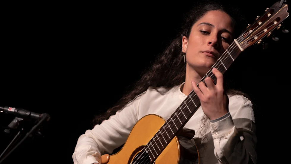 Italienskan Eleonora Perretta vann fjolårets talangtävling på festivalen och får i år inviga gitarrfesten med en lunchkonsert i Helga trefaldighets kyrka på torsdag.