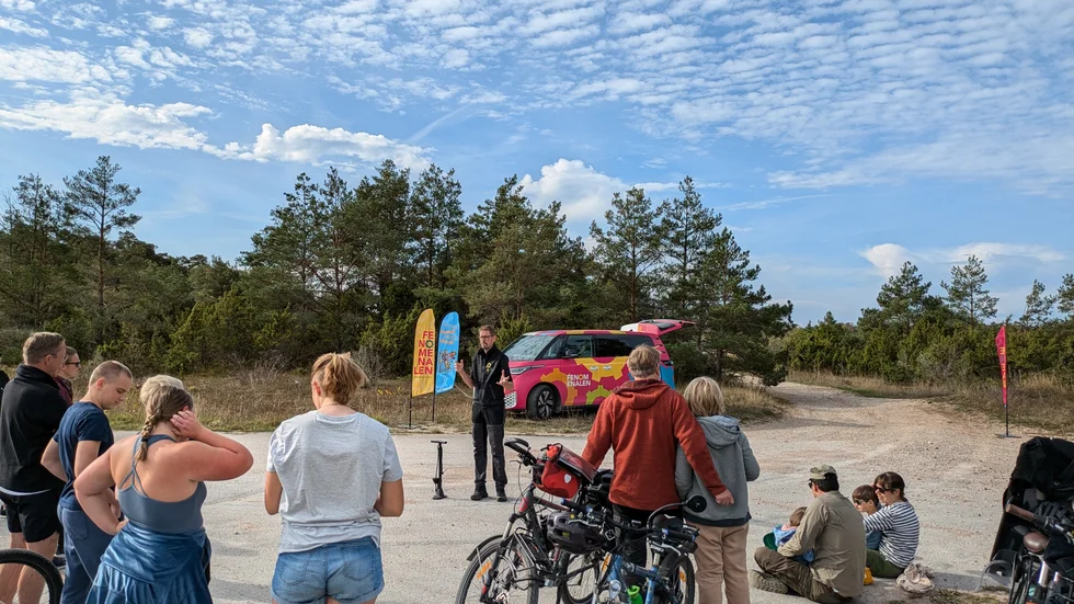 Fenomenalens Martin Sahlin visar de deltagande cyklisterna hur man gör egna luftdrivna raketer.