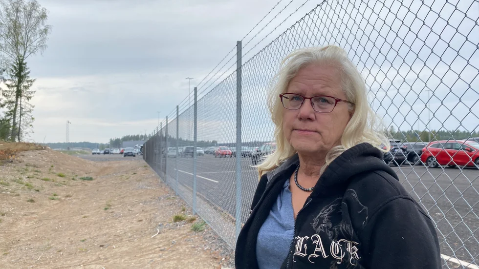 Susanne Källgren har numera Riddermark bils parkering som en av sina närmsta grannar. Ljud- och ljusföroreningarna från anläggningen stör både henne och flera andra i grannskapet som flyttat hit för att få njuta av landsbygdens lugn och ro.