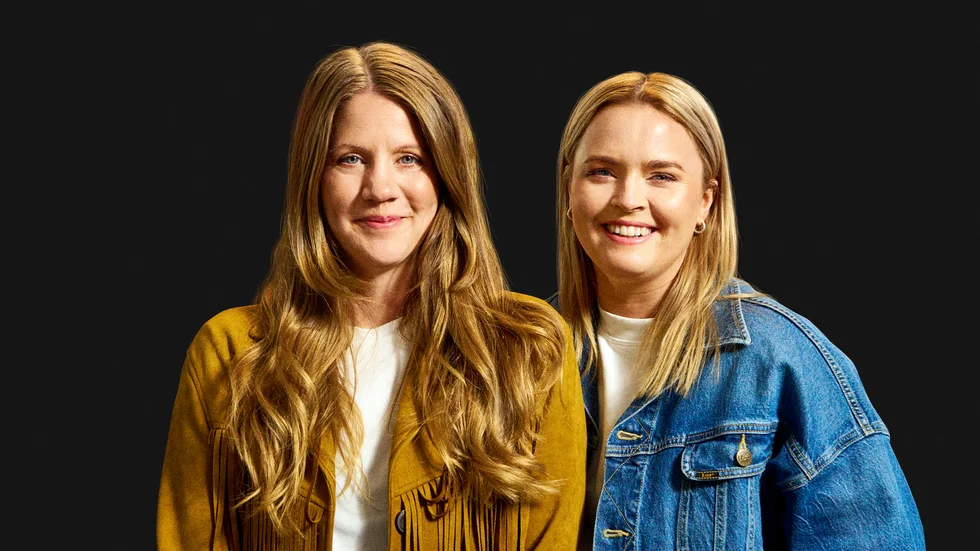 Emma Knyckare och Sofia Dahlén ger sig ut på turné med ambitionen att vässa det traditionella revyformatet – för att passa den lättdistraherade Tiktok-generationen.