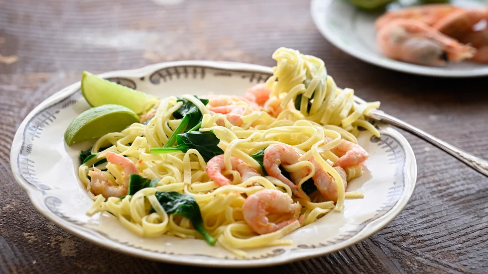 När den anställde skulle koka pasta till en varmrätt, råkade hen få hett vatten över sig. Genrebilden är tagen i ett annat sammanhang.