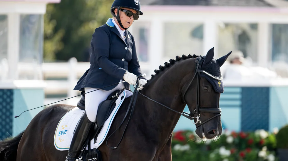 Sveriges Louise Etzner Jakobsson med hästen Goldstrike får lämna Paralympics i Paris utan medaljer.