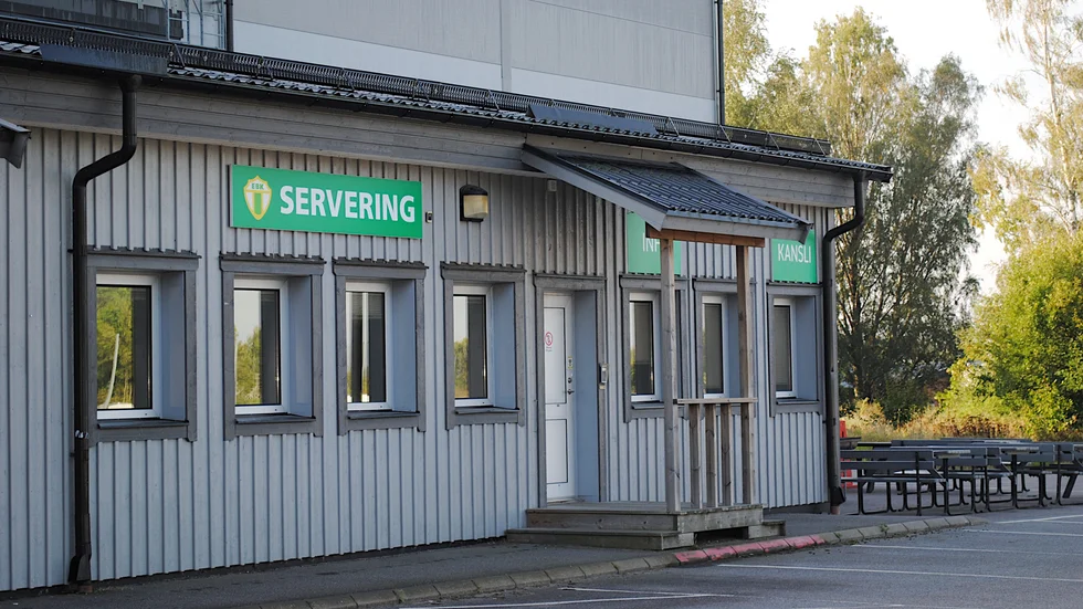 Eneby BK ser över sin organisation på grund av ekonomiska svårigheter. Inför sommaren sades två av klubbens fem anställda upp.