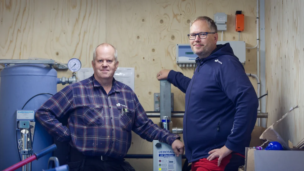 Lars Kuoppala, underhållstekniker och Fredrik Bergman, produktionsingenjör vid Pireva på plats i det mobila vattenverket.