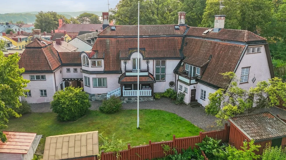 Björnlundska gården i centrala Strängnäs är till salu.