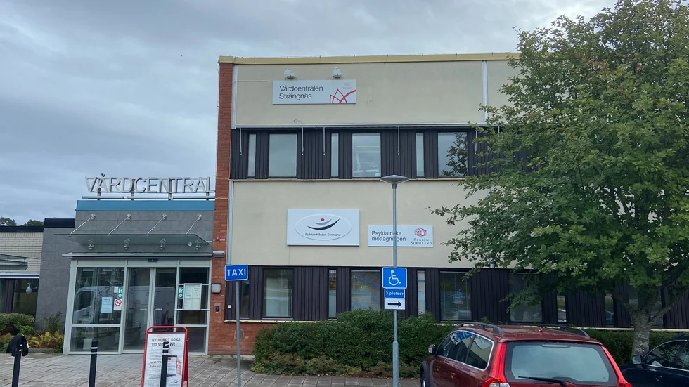 En vattenskada upptäcktes i Folktandvårdens lokaler på Finningevägen, vilket också påverkat framförallt psykiatrins lokaler våningen under.  