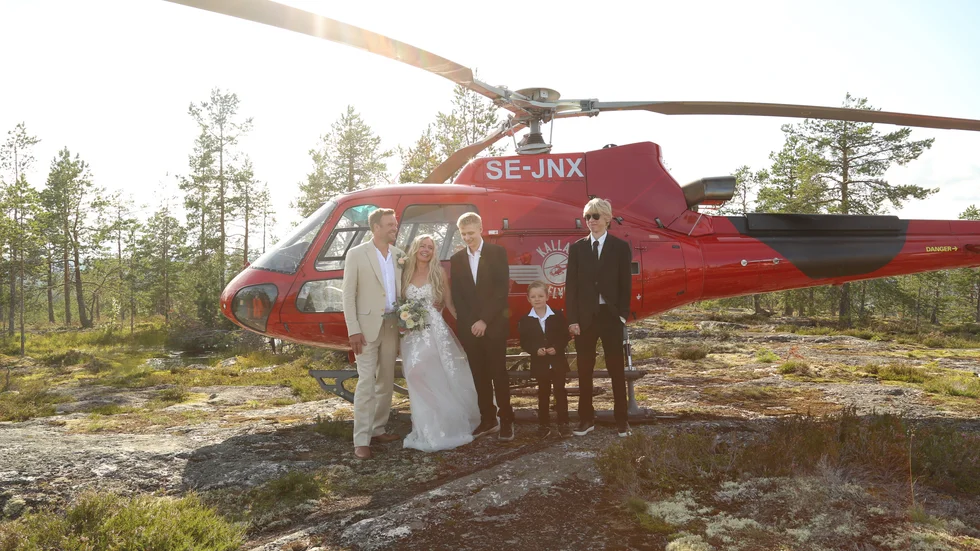 Andreas Sundkvist och Veronica Öhrvall lämnade vigseln i helikopter. "Jag ville göra den röda tråden klar", säger Andreas och åsyftar frieriet i Grand Canyon som även det inkluderade helikopterfärd.