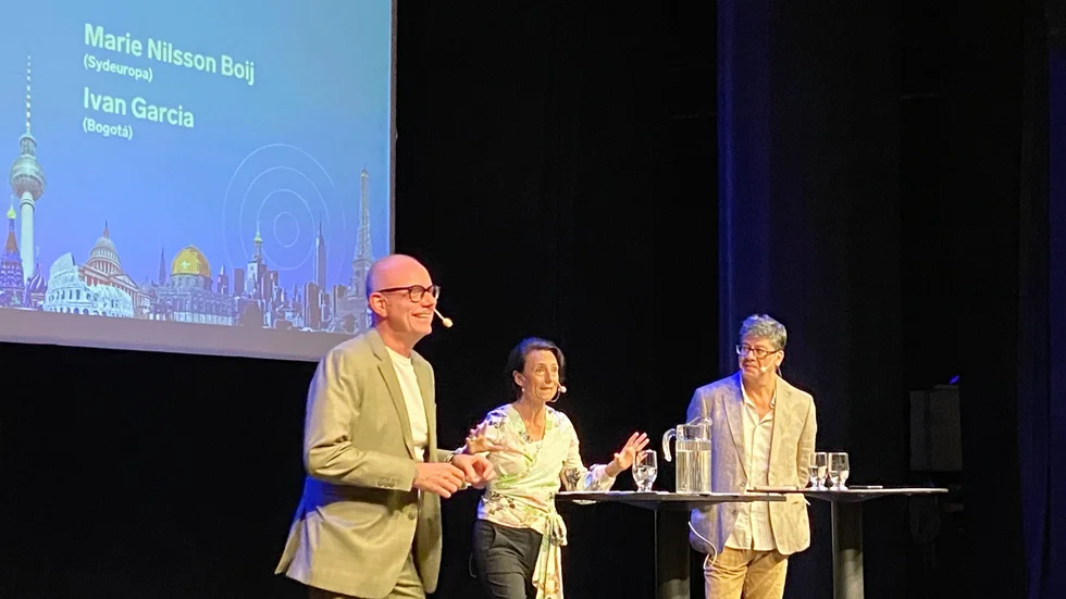 Radiokorrespondenterna berättade om sina jobb. Fr v moderator Peder Gustafsson (som varit utrikeskorre i Asien), Marie Nilsson Boij, Sydeuropa, Ivan Garcia, Latinamerika.