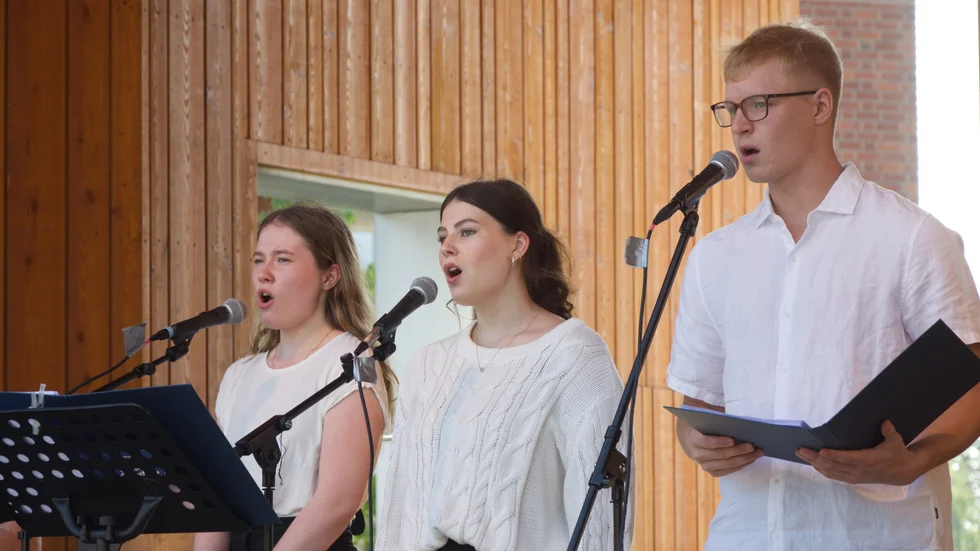 Ungefär en fjärdedel av Luleå River choir, från vänster Molly Nyrén, Olivia Johansson och Einar Furmark sjöng på Kulturnatten 2024.