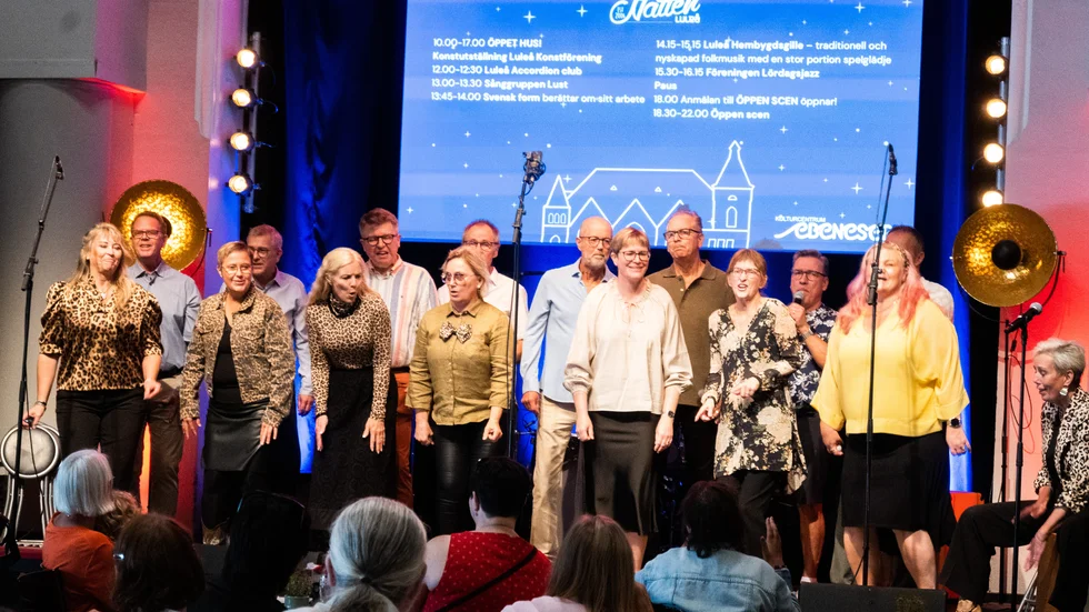 Sånggruppen Lust sjunger en svängig låt på ett fullsatt Kulturcentrum Ebeneser. 