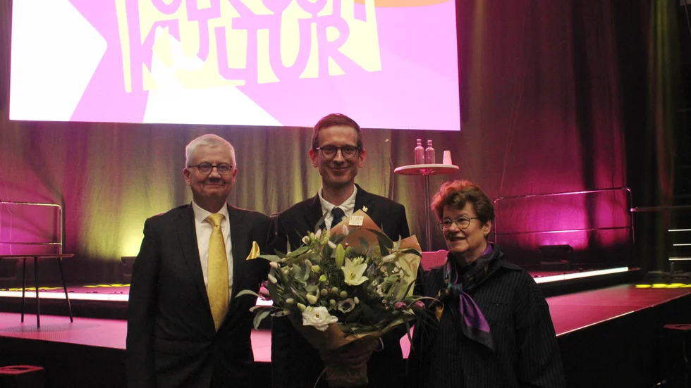 Gabriel Ehrling Perers (i mitten), tillsammans med Anders Frostell, ordförande för Eskilstuna-Kurirens stiftelse och Ulrika Stuart Hamilton.