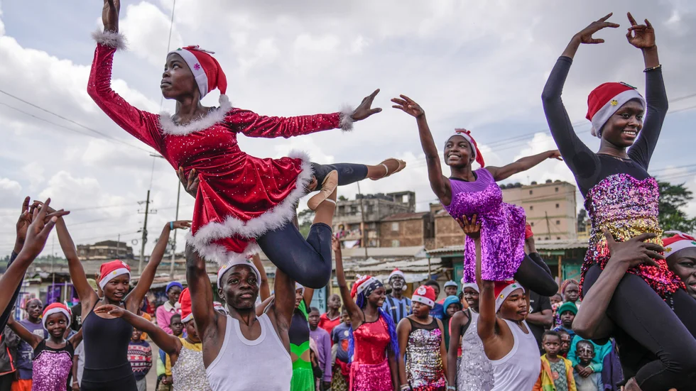 Uppträdande på marknad i Nairobi i december.