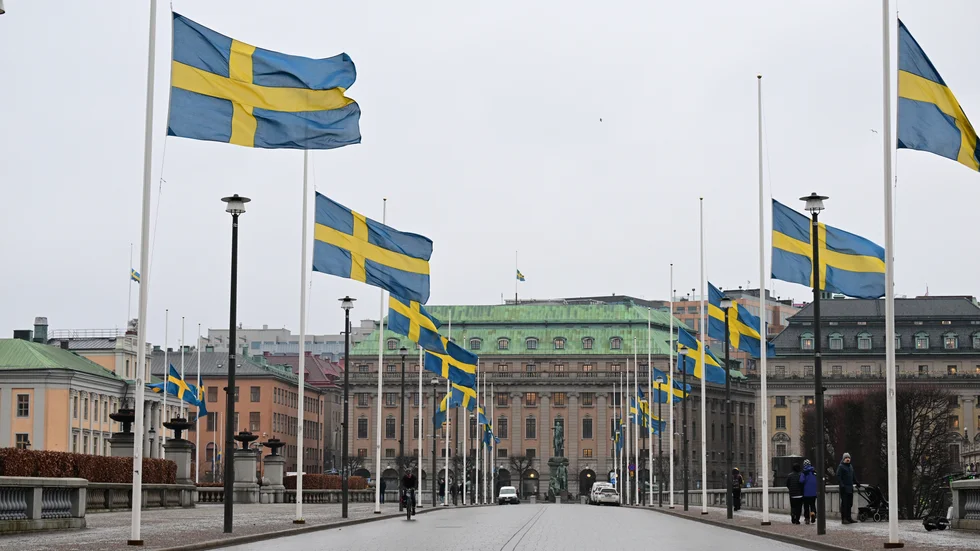 Flaggning på halv stång längs Norrbro vid riksdagen under onsdagen.
