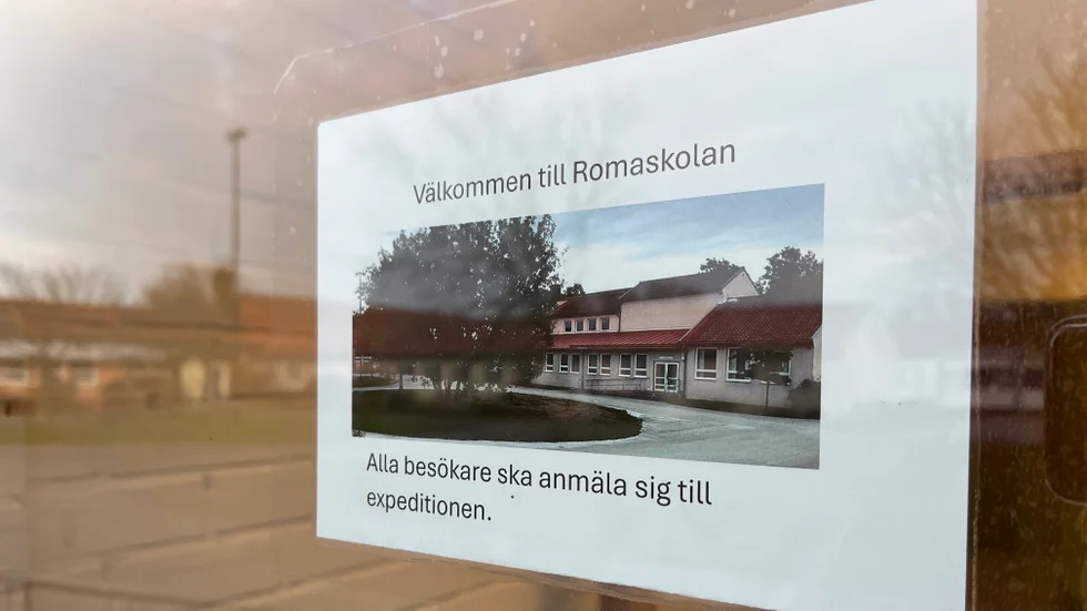 Anslag på ytterdörr i Romaskolan. 
Vilken respekt har vi, för skolans regler? 
Grundproblemet är inte öppna dörrar, tänker Gotlänningens ledarskribent om skolministerns förslag att låsa dörrarna.
”Undra istället: Varför vill män runtom i världen begå massmord?”
