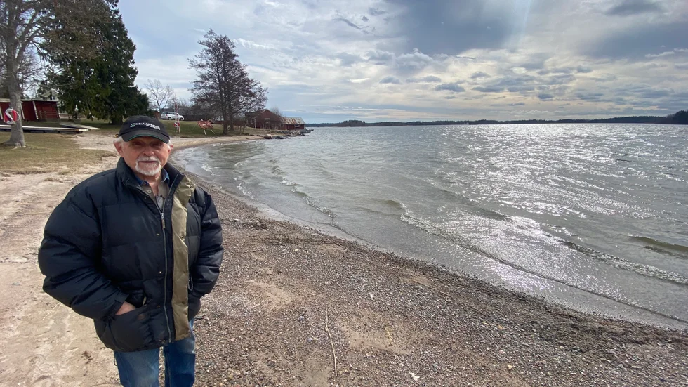 Hans Tibell representerar Yttersby bysamfällighet som äger marken där Älvsnäsbadet ligger. Han menar att kommunen förslag att samfälligheterna själva ska ta över baden inte håller. "Vi har inte resurserna och personalen", säger han.