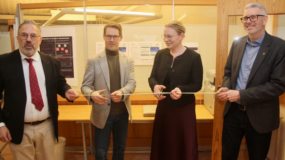 Niklas Lehto och Evelina Fahlesson klipper invigningsbande flankerade av Karl Andersson och Robert Brännström.
