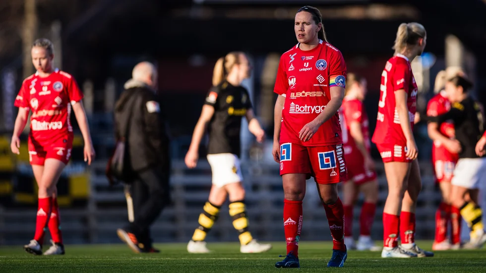 LFC:s Emma Lennartsson deppar efter premiärförlusten mot AIK i lördags. 