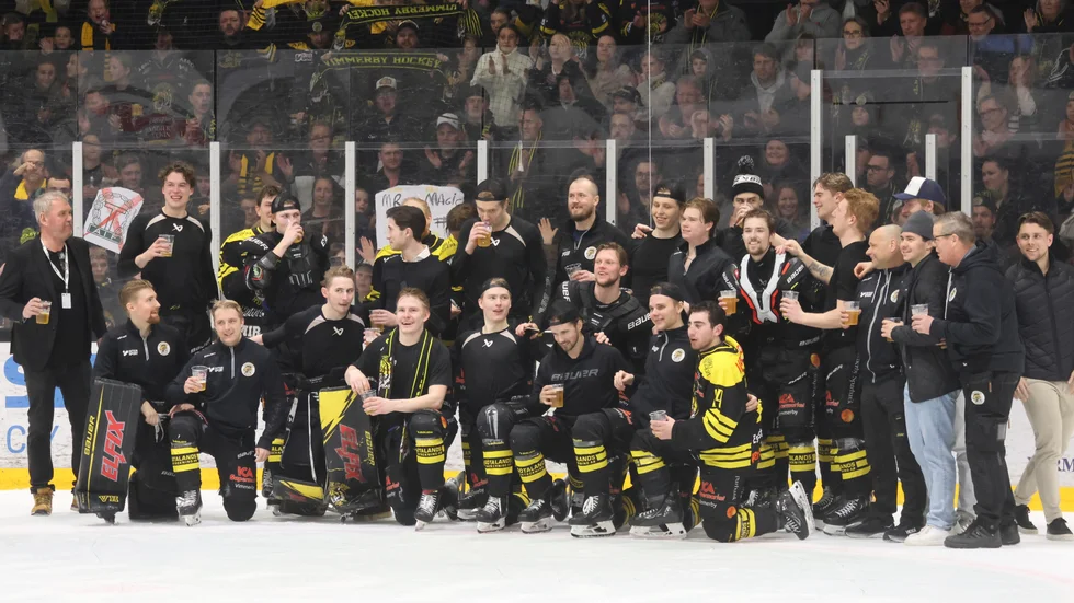 Vimmerbys lag firar framför fansen. Frågan är nu hur många av spelarna i laget som bli kvar kommande säsong.