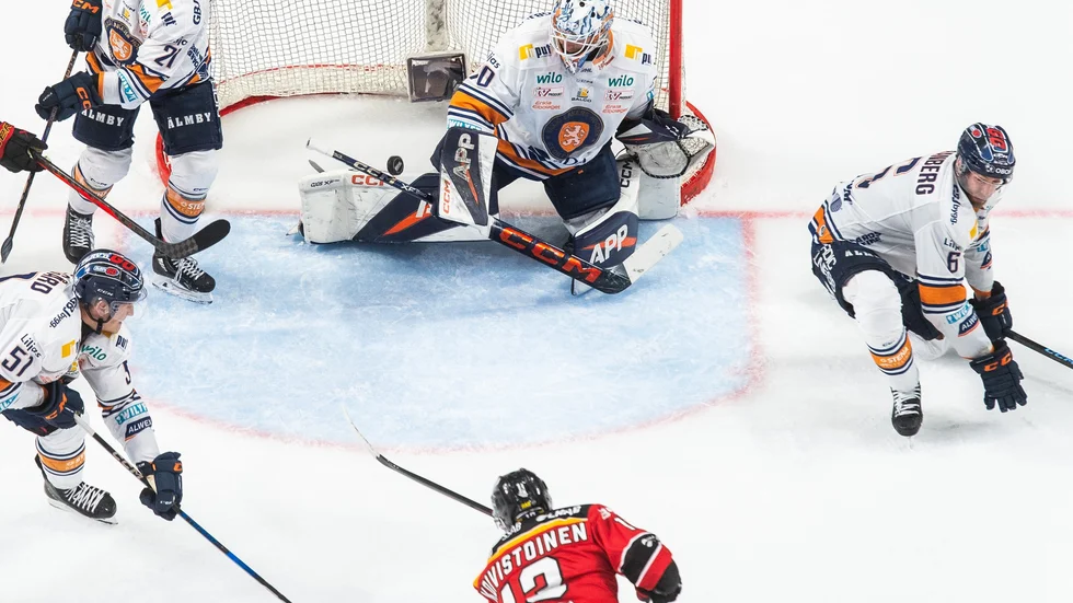 Eetu Koivistoinen sätter 4-2 när Luleå Hockey går till 2-0 i kvartsfinalen mot Växjö.