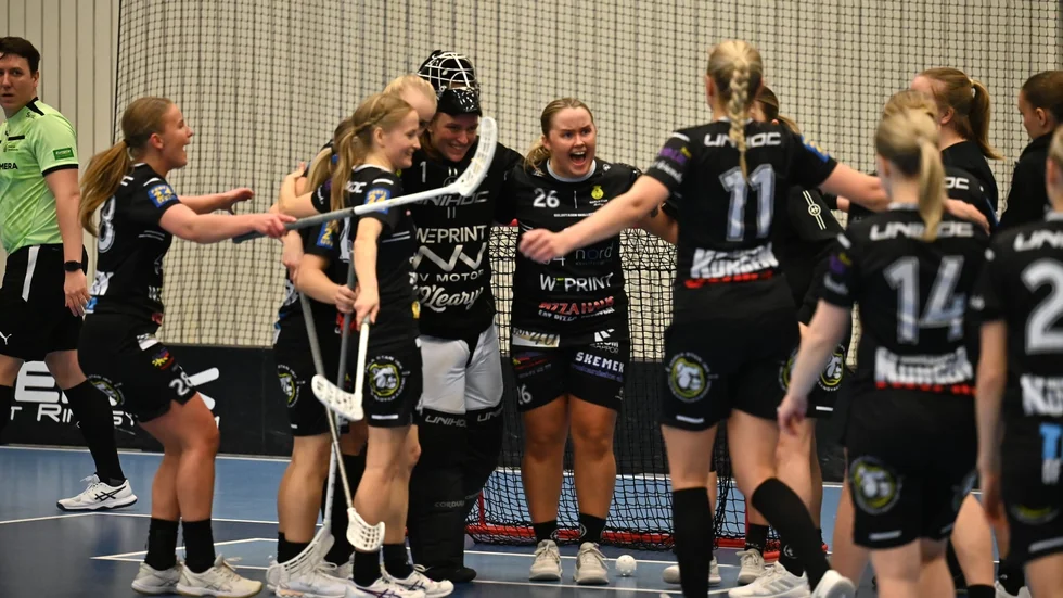 Gamla Stan jublar ikapp efter att slutsignalen ljudit i den första kvalmatchen.