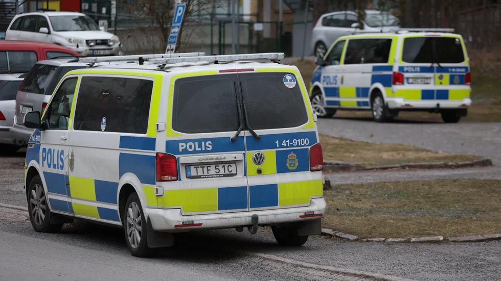 Två polisbussar syns utanför adressen i Fröslunda.