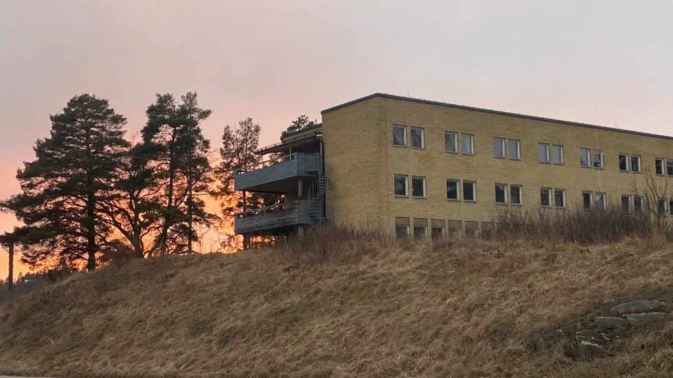 Det nedlagda äldreboendet Erneborg i Gamleby är intressant för tv. Planen är att berätta om de oförklarliga händelserna i ett tv-program som ska sändas på TV4. Producerar gör BBC studios Nordic.