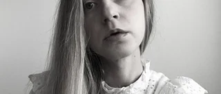 Isabella Nilsson klappar till kåta kulturknuttar