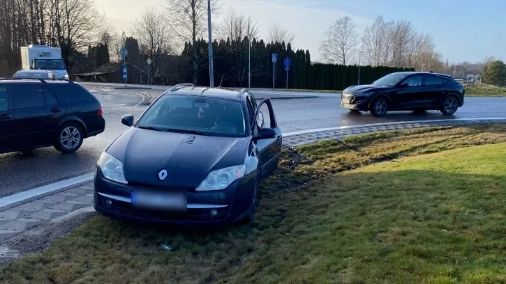 En "extremt berusad" man omhändertogs av polisen i en rondell i Bålsta.