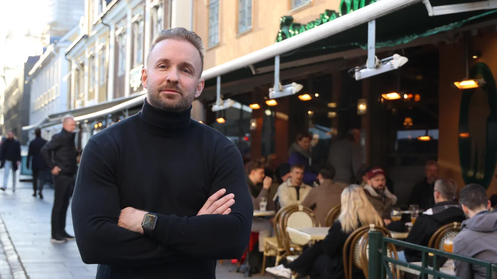 "Att vi måste stänga den här uteserveringen från april till juli gör att vi kommer tappa otroligt mycket i omsättning och det finns risk att vi behöver skära ner på personalsidan. Det ger en stor oro", säger Magnus Westerberg.