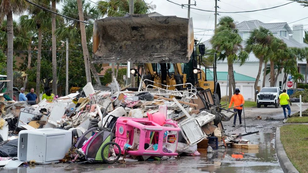 Röjningsarbete i Clearwater Beach i Tampa Bay på Floridas västkust. Bilden togs i måndags.