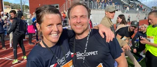 Här springer hundratals löpare iväg – i klassikerloppet över bron