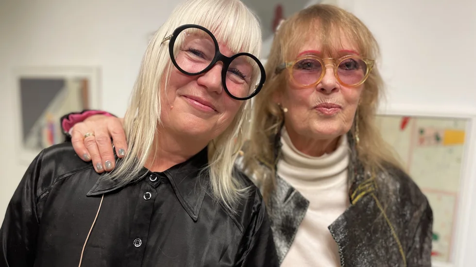 Maria Lind, konsthallschef för Kin museum för samtidskonst och konstnären Marie-Louise Ekman på plats i Råneå under Råneåbiennalen.