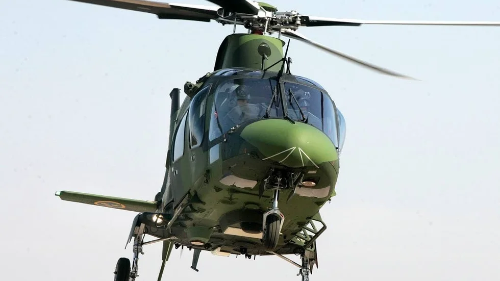 Helikopter 15 i luften. Denna och nästa vecka genomför flygskolan på Malmen flygningar som innebär start och landningar på Universitetssjukhusets tak. 