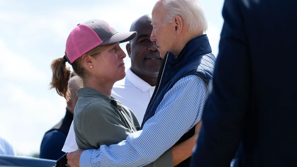 President Joe Biden tas emot av Ashevilles borgmästare Esther Manheimer.