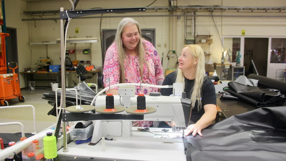 Nina Lindqvist och Bea Lindqvist resonerar om produktionen av skyddsvästar.