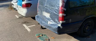 Flera parkerade bilar fick rutorna krossade