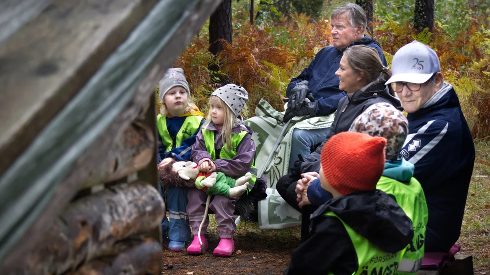 Varannan vecka ses förskolan och Violen (som är en dagverksamhet för personer med demanssjukdom).