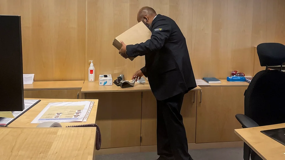 Vakt med låda innehållande det som kastades in i riksdagen under interpellationsdebatten på torsdagen.
Utrikesminister Maria Malmer Stenergard (M) fick springa ut från debatten. Enligt uppgifter kastades en påse tomater och rödlök från läktaren och landade ett par meter från henne. 
