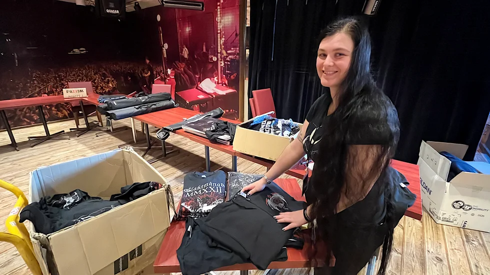 "Det är kul att det är så gemytligt här", säger Paula Lundin som trivdes med att sälja merchandise på festivalen.
