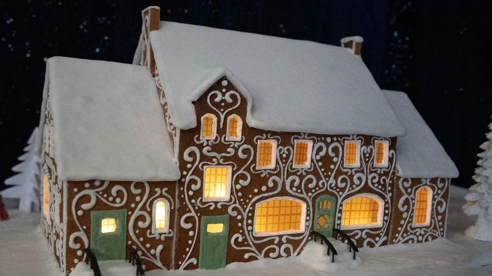 Elisabeth Lundmarks pepparkakshus som föreställer Vagnhärads stationshus. 