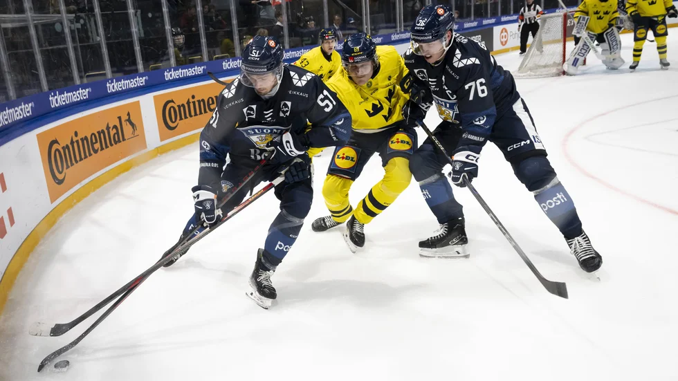 Markus Nurmi i en sargduell mot Milton Oscarson i lördagens match i Swiss Hockey games.
