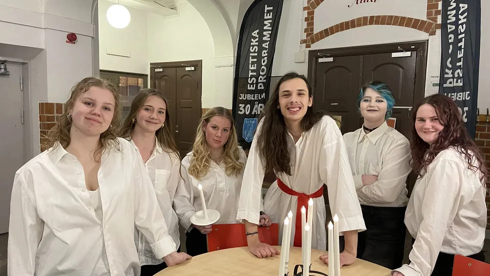 Julian Söderlund, S:t Eskils lucia, i mitten. Bilden är tagen efter fredagens konsert.