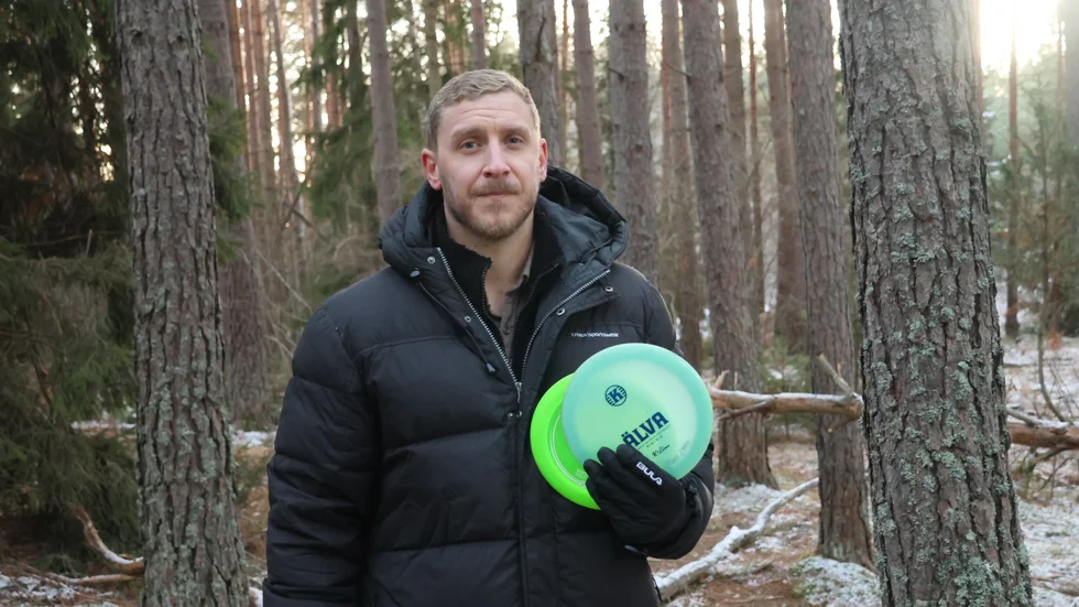 Jesper Asplund och Enköpings discgolfförening hoppas att kunna ha en färdig bana den 1 juni.