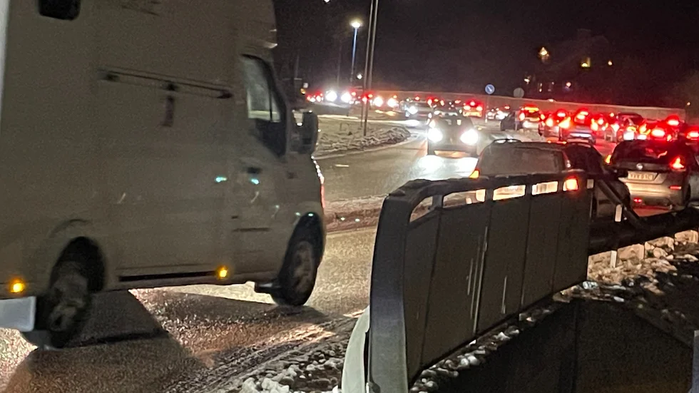 När UNT var ute i trafiken på måndagskvällen så ringlade köerna i rusningstid fortfarande långa på Gredelbyleden, från Forngravsvägen ner förbi rondellen utanför Ica och över Gredelbybron.