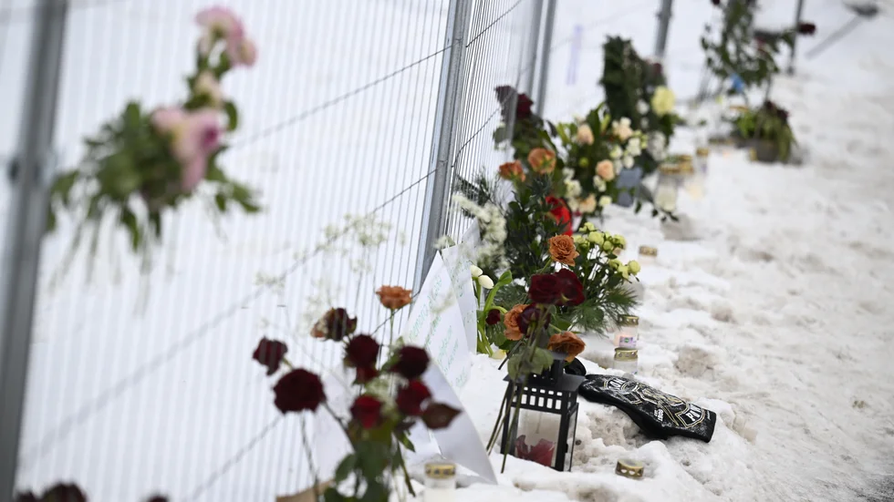 Blommor och kondoleanser vid staketet kring den byggarbetsplats där fem byggarbetare omkom i december 2023. Arkivbild.