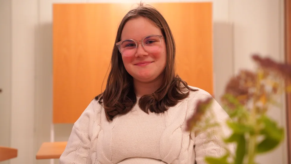 Nova Sjöström ser fram emot konfirmandträffarna, där hon kan träffa vänner och ledare.