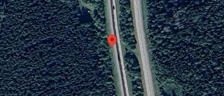 Stillastående personbil stör trafiken på E4