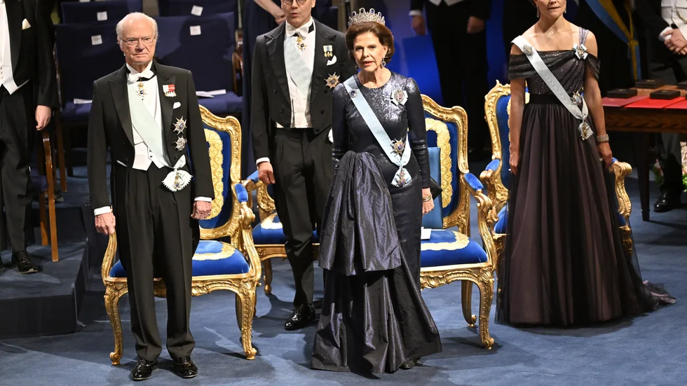 Kung Carl Gustaf, drottning Silvia, kronprinsessan Victoria och prins Daniel vid Nobelprisutdelningen i Konserthuset i Stockholm på tisdagen.